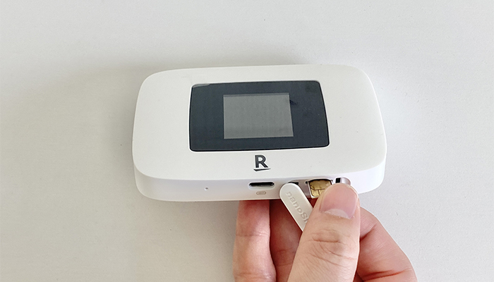 Rakuten WiFi Pocket PlatinumにSIMカードを差し込む